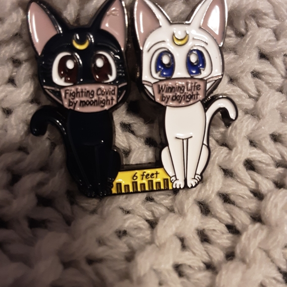 Luna lapel pin - Picture 4 of 6